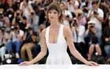 Le mannequin et actrice sud-africaine Charlbi Dean pose lors d'un photocall pour le film "Triangle of Sadness" lors de la 75e édition du Festival de Cannes, à Cannes, dans le sud de la France, le 22 mai 2022, (Crédit : Valery HACHE / AFP)