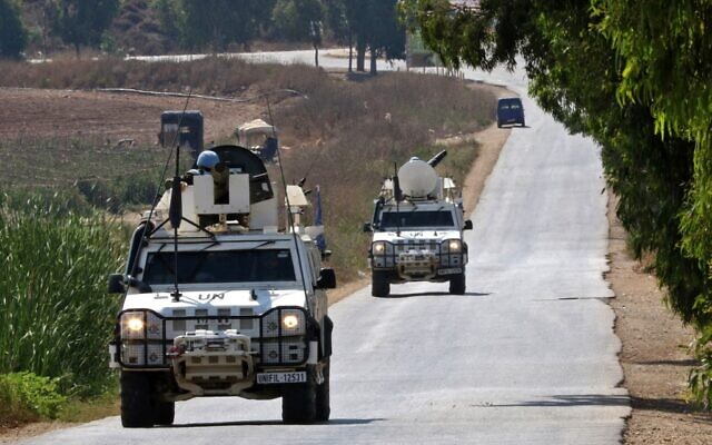 Un convoi de la Force de maintien de la paix des Nations Unies au Liban (FINUL) patrouillant dans la zone sud de Khiam, près de la frontière avec Israël, le 6 août 2021. (Crédit : Mahmoud Zayyat/AFP) Un convoi de la Force de maintien de la paix des Nations Unies au Liban (FINUL) patrouillant dans la zone sud de Khiam, près de la frontière avec Israël, le 6 août 2021. (Crédit : Mahmoud Zayyat/AFP)