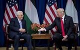 Le président américain de l'époque, Donald Trump, tend la main pour serrer celle du président de l'Autorité palestinienne, Mahmoud Abbas, avant une réunion au Palace Hotel lors de la 72e Assemblée générale des Nations unies, à New York, le 20 septembre 2017. (Crédit : AFP Photo/Brendan Smialowski)