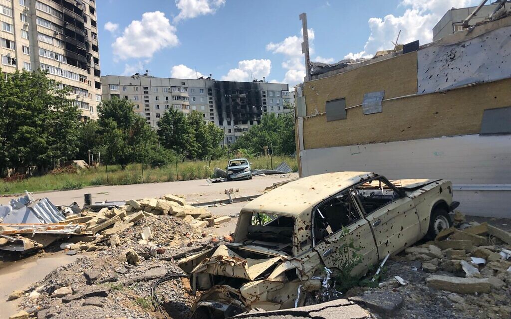 Un parking dans le nord-est de Kharkiv, le 27 juillet 2022 (Crédit : Lazar Berman/The Times of Israel)