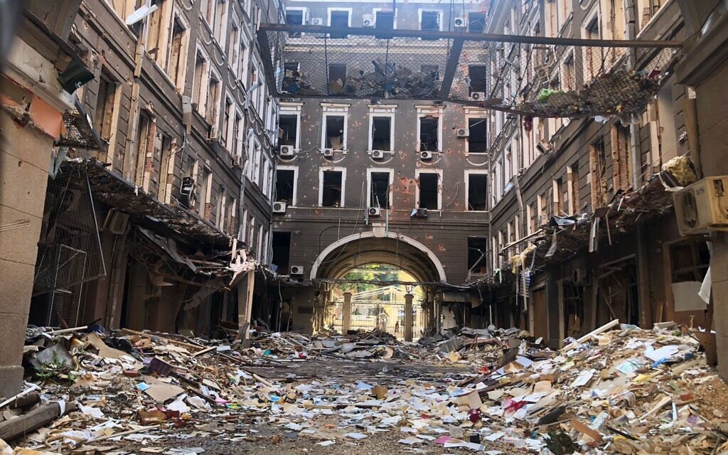 Un bâtiment dans le centre de Kharkiv, le 27 juillet 2022 (Crédit : Lazar Berman/The Times of Israel)