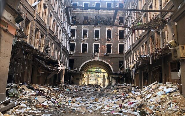 Un bâtiment dans le centre de Kharkiv, le 27 juillet 2022 (Crédit : Lazar Berman/The Times of Israel)