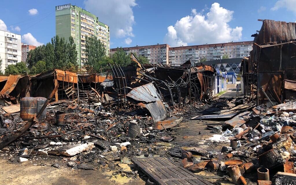 Un marché dans le centre de Kharkiv, le 27 juillet 2022 (Crédit : Lazar Berman/The Times of Israel)