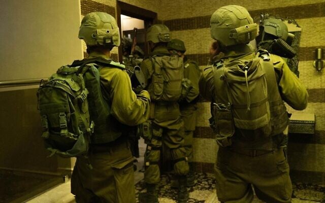 Des troupes israéliennes au domicile d'un Palestinien ayant des liens présumés avec le Hamas, en Cisjordanie, le 1er août 2022. (Crédit : Armée israélienne) Des troupes israéliennes au domicile d'un Palestinien ayant des liens présumés avec le Hamas, en Cisjordanie, le 1er août 2022. (Crédit : Armée israélienne)