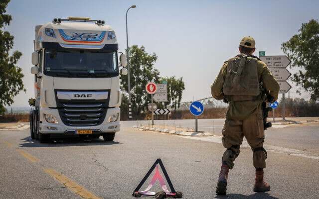 Des soldats israéliens bloquent des routes près de la frontière avec la bande de Gaza, le 2 août 2022. (Crédit : Flash90) Des soldats israéliens bloquent des routes près de la frontière avec la bande de Gaza, le 2 août 2022. (Crédit : Flash90)