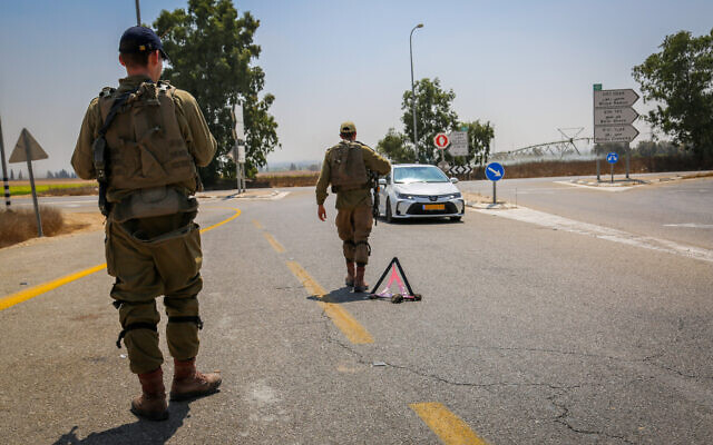 Des soldats israéliens bloquent des routes près de la frontière avec la bande de Gaza, le 2 août 2022. (Crédit : Flash90)