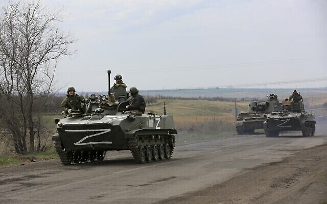 Des véhicules militaires russes circulent sur une autoroute dans une zone contrôlée par les forces séparatistes soutenues par la Russie près de Marioupol, en Ukraine, le lundi 18 avril 2022. (Crédit : Alexei Alexandrov/AP) Des véhicules militaires russes circulent sur une autoroute dans une zone contrôlée par les forces séparatistes soutenues par la Russie près de Marioupol, en Ukraine, le lundi 18 avril 2022. (Crédit : Alexei Alexandrov/AP)