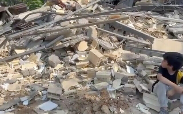 Une maison détruite par les autorités iraniennes, selon la Communauté internationale bahaïe, vue dans une vidéo publiée le 3 août 2022. (Crédit : Capture d'écran) Une maison détruite par les autorités iraniennes, selon la Communauté internationale bahaïe, vue dans une vidéo publiée le 3 août 2022. (Crédit : Capture d'écran)