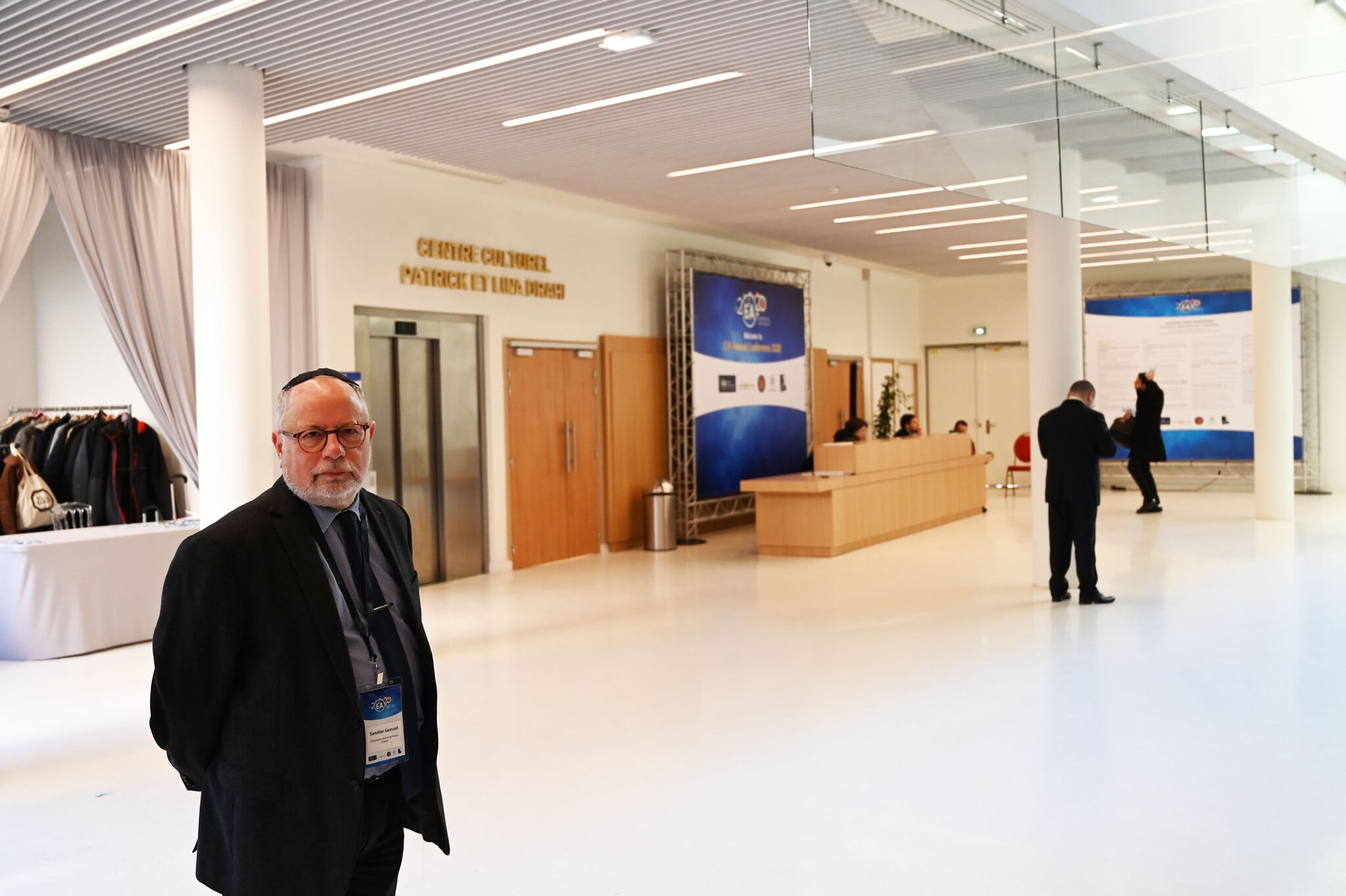En plus d'une synagogue, le bâtiment du Centre juif européen à Paris comprend des salles d'événements, des auditoriums, une salle de sport, une cuisine casher qui fait de la restauration, des espaces de bureaux et une cour pour les activités extérieures. (Crédit: Cnaan Liphshiz/ JTA)