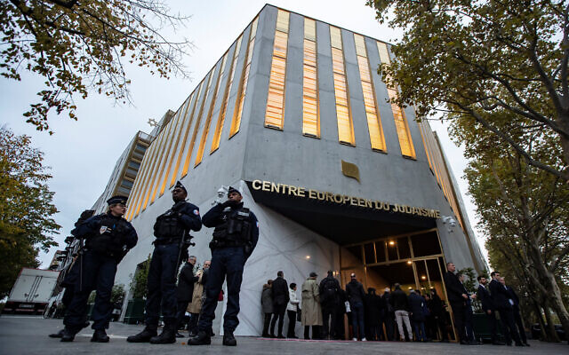 Des policiers montent la garde devant le Centre juif européen lors de son inauguration à Paris, le 29 octobre 2019. (Crédit : Ian Langsdon/Pool/AFP via Getty Images/ via JTA)