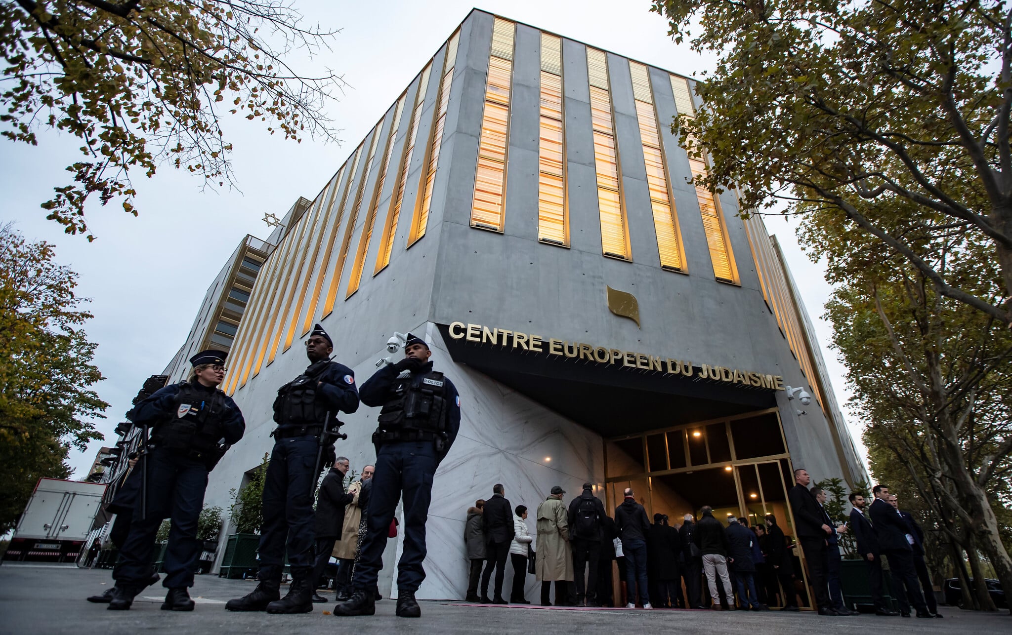 Des policiers montent la garde devant le Centre juif européen lors de son inauguration à Paris, le 29 octobre 2019. (Crédit : Ian Langsdon/Pool/AFP via Getty Images/ via JTA)