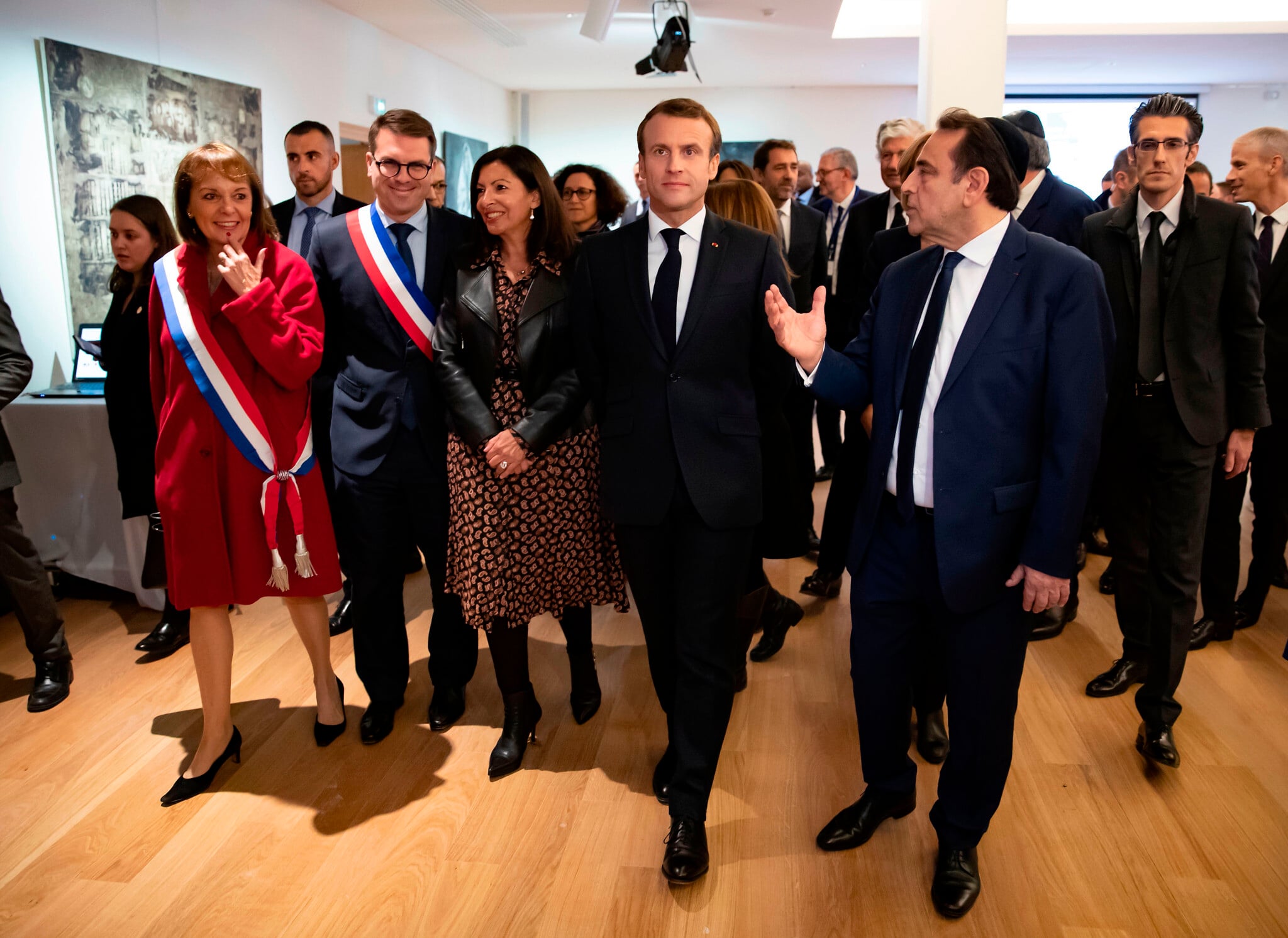 Le président français Emmanuel Macron, au centre, et Joël Mergui, à droite, le président du Consistoire, visitant le Centre juif européen lors de son inauguration officielle, à Paris, le 29 octobre 2019. (Crédit : Ian Langsdon/Pool/ AFP via Getty Images/via JTA)