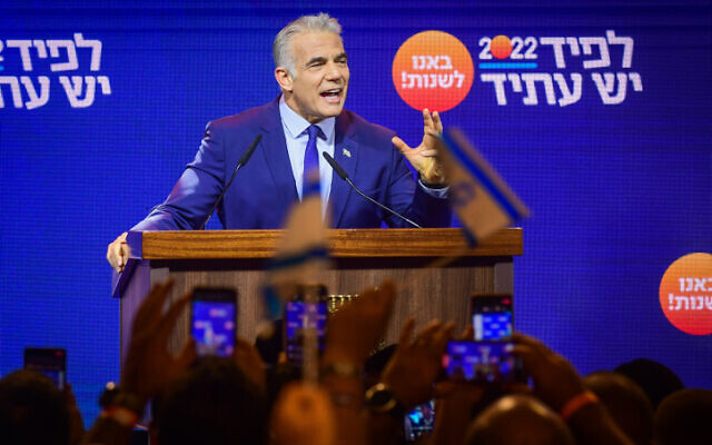 Le Premier ministre et président du parti Yesh Atid, Yair Lapid, s'adresse aux militants du parti lors d'une conférence du parti Yesh Atid à Tel Aviv, le 3 août 2022. (Crédit : Avshalom Sassoni/Flash90) Le Premier ministre et président du parti Yesh Atid, Yair Lapid, s'adresse aux militants du parti lors d'une conférence du parti Yesh Atid à Tel Aviv, le 3 août 2022. (Crédit : Avshalom Sassoni/Flash90)