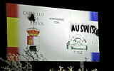 Un panneau à Castrillo Mota de Judíos, en Espagne, a été retrouvé vandalisé avec des graffitis antisémites, le 3 août 2022. (Crédit : Autorisation Lorenzo Rodriguez/JTA)