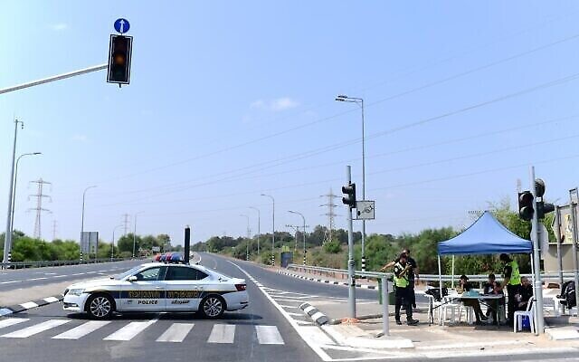 Des soldats et des policiers israéliens bloquent le carrefour de Karmiya, près de la frontière avec la bande de Gaza, le 5 août 2022. (Crédit : Tomer Neuberg/Flash90)