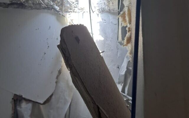 Une maison familiale à Sderot après avoir été touchée par une roquette, le 6 août 2022 (Crédit : Municipalité de Sderot) Une maison familiale à Sderot après avoir été touchée par une roquette, le 6 août 2022 (Crédit : Municipalité de Sderot)