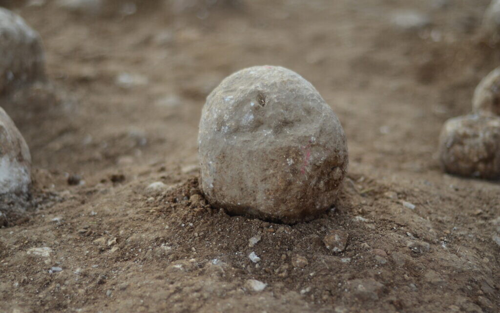 Le site de fouilles du Russian Compound à Jérusalem. Des pierres de baliste vieilles de 2000 ans, datant de la conquête romaine de l'an 70, sont visibles sur le sol. (Crédit : Yoli Schwartz/Autorité des antiquités d'Israël)