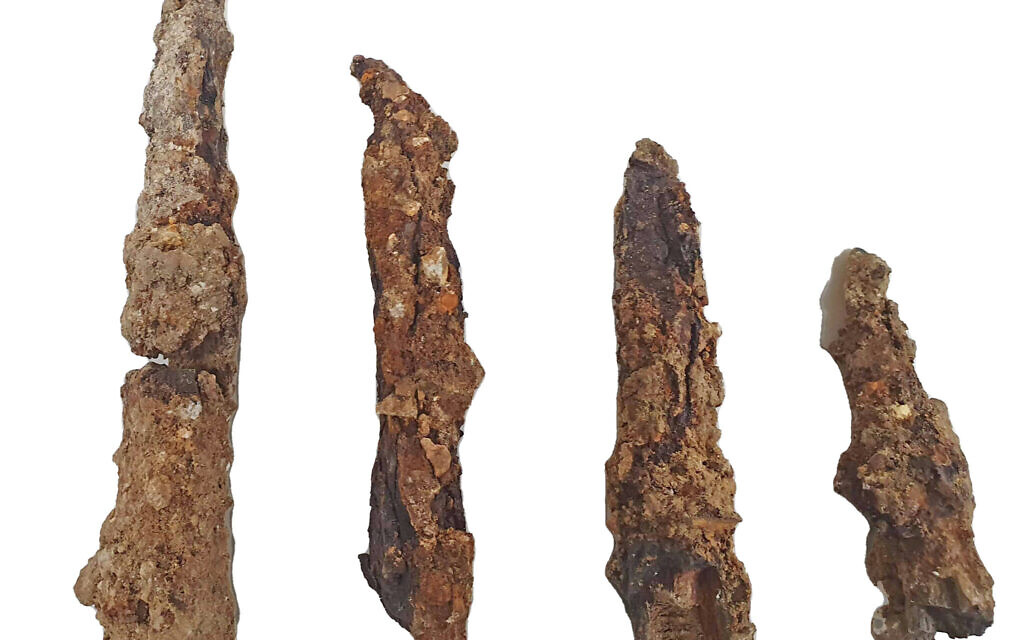 D'énormes pointes de flèches de catapulte lancées par des machines de tir de baliste lors de la conquête romaine de Jérusalem en 70 CE, trouvées lors des fouilles du Russian Compound. (Crédit : Kfir Arbiv/Autorité des antiquités d'Israël)