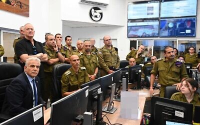 Le Premier ministre Yair Lapid, à gauche, et le ministre de la Défense Benny Gantz, 2ème à gauche, en visite du Commandement du Sud, lors des combats dans la bande de Gaza entre Israël et le groupe terroriste palestinien du Jihad islamique, le 7 août 2022. (Crédit : Haim Zach/GPO) Le Premier ministre Yair Lapid, à gauche, et le ministre de la Défense Benny Gantz, 2ème à gauche, en visite du Commandement du Sud, lors des combats dans la bande de Gaza entre Israël et le groupe terroriste palestinien du Jihad islamique, le 7 août 2022. (Crédit : Haim Zach/GPO)
