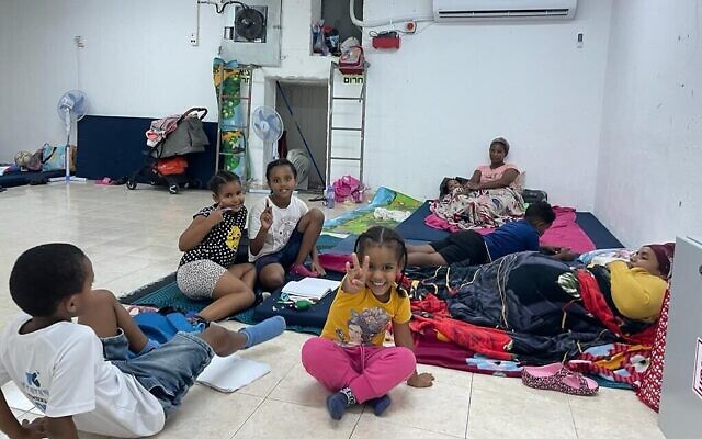 Des enfants qui se sont installés dans un abri municipal à Ashkelon pendant l'opération Aube, le 7 août 2022. (Crédit : Carrie Keller-Lynn/The Times of Israel)