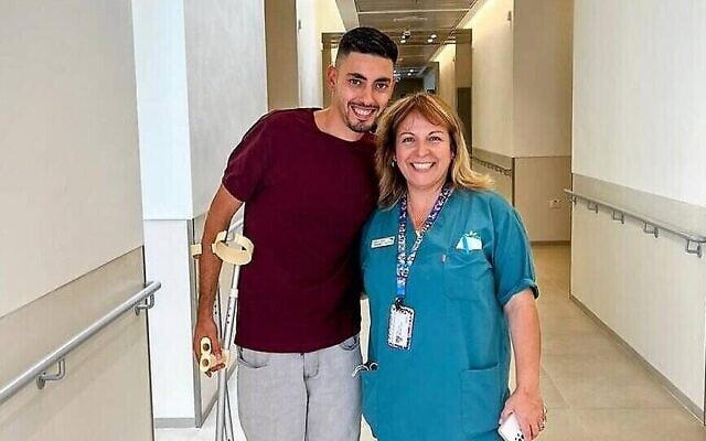 Un patient (à gauche) en compagnie de l'infirmière Shoshi Diamant à l'hôpital Kaylie Rehabilitation Medical Center, situé à 40 kilomètres de la frontière de Gaza (Crédit : Autorisation Hôpital de réhabilitation Kaylie) Un patient (à gauche) en compagnie de l'infirmière Shoshi Diamant à l'hôpital Kaylie Rehabilitation Medical Center, situé à 40 kilomètres de la frontière de Gaza (Crédit : Autorisation Hôpital de réhabilitation Kaylie)