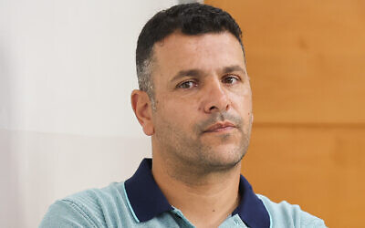 Le chef surintendant Nisso Guetta arrive au tribunal de Rishon Lezion pour entendre sa sentence après avoir été reconnu coupable d'avoir agressé un manifestant et un journaliste, le 9 août 2022. (Crédit : Flash90)