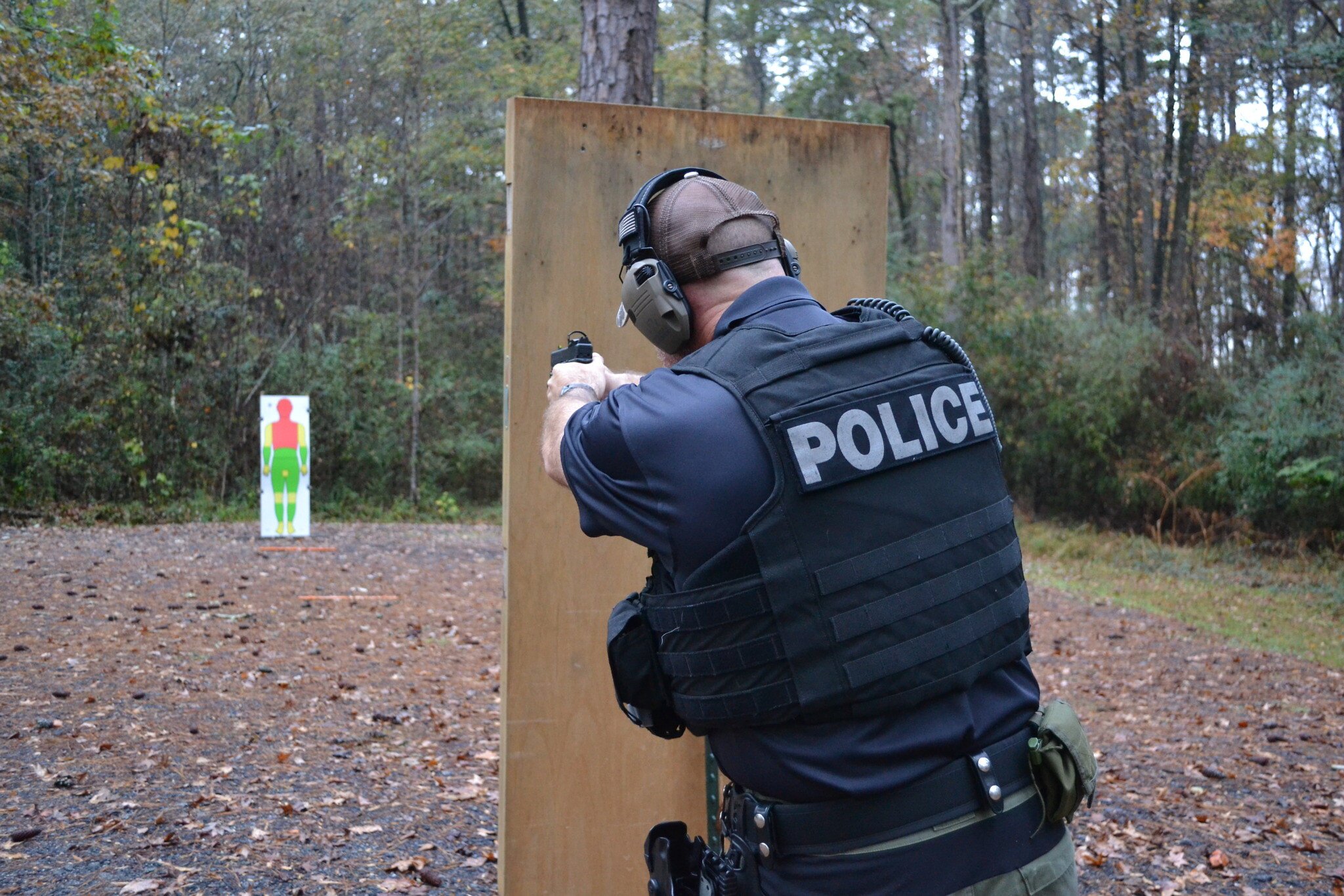 Un membre du service de police de LaGrange s'entraîne aux techniques de tir de neutralisation (Shoot to Incapacitate) au stand de tir, début 2022. (Crédit : Katja Ridderbusch)