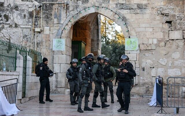Des forces de sécurité après des affrontements entre Palestiniens et policiers israéliens sur le mont du Temple, dans la Vieille Ville de Jérusalem, le 15 avril 2022. (Crédit : Ahmad Gharabli/AFP)