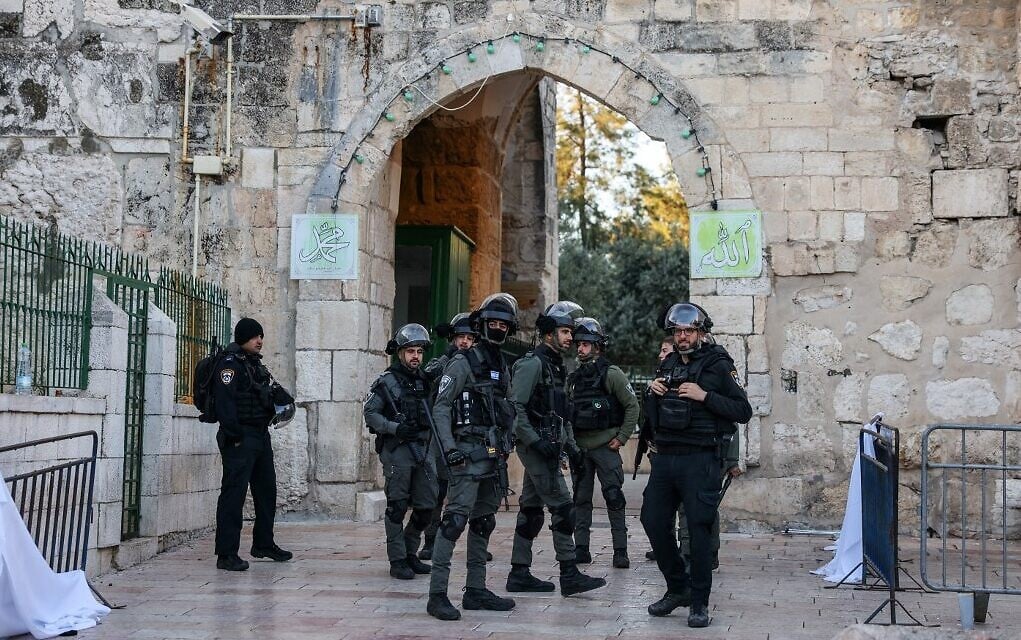 Des forces de sécurité après des affrontements entre Palestiniens et policiers israéliens sur le mont du Temple, dans la Vieille Ville de Jérusalem, le 15 avril 2022. (Crédit : Ahmad Gharabli/AFP)