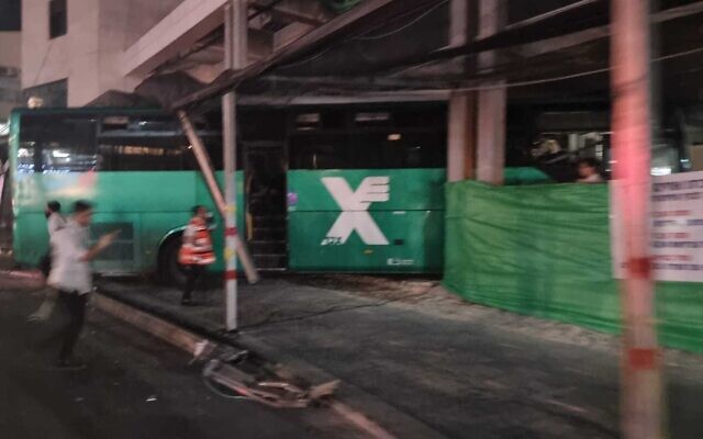 Un bus a percuté un bâtiment en construction dans la rue Yirmiyahu à Jérusalem, tuant une personne et en blessant deux, dont le conducteur, le 9 août 2022. (Crédit : Autorisation) Un bus a percuté un bâtiment en construction dans la rue Yirmiyahu à Jérusalem, tuant une personne et en blessant deux, dont le conducteur, le 9 août 2022. (Crédit : Autorisation)