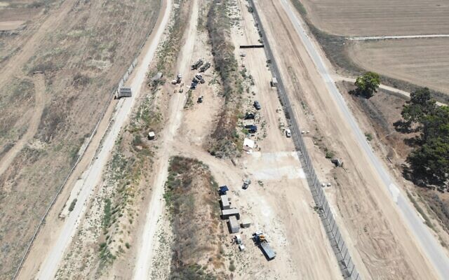 Une vue aérienne montre les forces de sécurité découvrant un tunnel du Hamas le long de la frontière nord de Gaza. La clôture de gauche est l'ancienne barrière d'Israël le long de la frontière internationalement reconnue, et la clôture de droite est la nouvelle, avec la barrière souterraine. Image publiée par Tsahal le 15 août 2022 (Armée israélienne) Une vue aérienne montre les forces de sécurité découvrant un tunnel du Hamas le long de la frontière nord de Gaza. La clôture de gauche est l'ancienne barrière d'Israël le long de la frontière internationalement reconnue, et la clôture de droite est la nouvelle, avec la barrière souterraine. Image publiée par Tsahal le 15 août 2022 (Armée israélienne)
