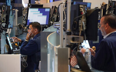Des traders à la Bourse de New York, le 10 août 2022. (Crédit : Seth Wenig/AP)