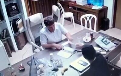 Le maire de Petah Tikva, Rami Greenberg, filmé en train de recevoir une liasse de billets dans une vidéo diffusée le 14 août 2022. (Crédit : La Douzième chaîne)