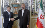 Illustration : Le directeur général de l'Organisation internationale de l'énergie atomique (AIEA), Rafael Mariano Grossi, à gauche, et le ministre iranien des Affaires étrangères, Hossein Amir Abdollahian, se serrant la main avant leur réunion, à Téhéran, le 5 mars 2022. (Crédit : AP)