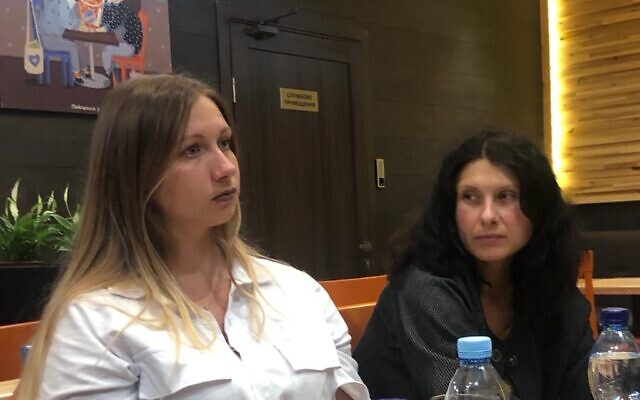 Vlada (à gauche) et Ludmilla parlent au Times of Israel à Kiev, le 4 août 2022. (Crédit : Lazar Berman/The Times of Israel)