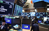 Photo d'illustration : Des traders travaillent sur le parquet de la Bourse de New York, à New York, le 10 août 2022. (Crédit : Seth Wenig/AP)