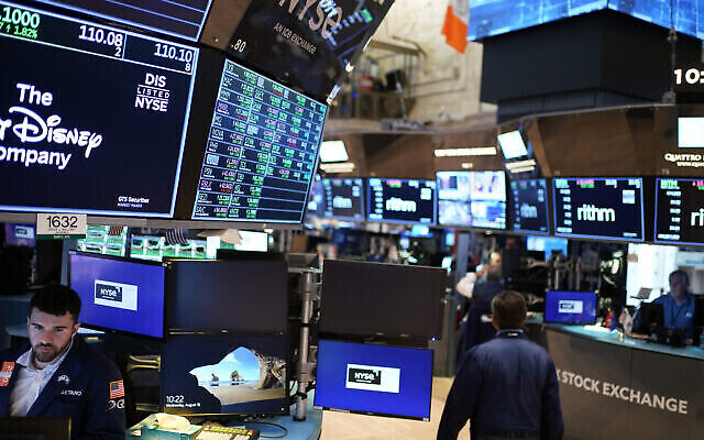 Photo d'illustration : Des traders travaillent sur le parquet de la Bourse de New York, à New York, le 10 août 2022. (Crédit : Seth Wenig/AP) Photo d'illustration : Des traders travaillent sur le parquet de la Bourse de New York, à New York, le 10 août 2022. (Crédit : Seth Wenig/AP)