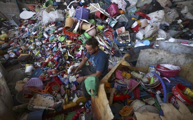 Un ouvrier palestinien prépare du plastique afin d’en extraire du carburant à Jabaliya, dans le nord de la bande de Gaza, le 23 août 2022. (Crédit : Mohammed Abed / AFP) Un ouvrier palestinien prépare du plastique afin d’en extraire du carburant à Jabaliya, dans le nord de la bande de Gaza, le 23 août 2022. (Crédit : Mohammed Abed / AFP)