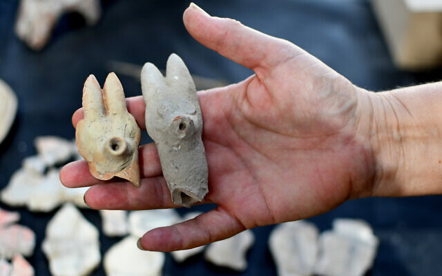 Un récipient creux zoomorphe pour liquides. (Crédit : Yoli Schwartz/Autorité israélienne des Antiquités)