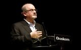 Salman Rushdie prenant la parole à Sao Paulo, le 14 mai 2014. (Crédit : Flickr/Greg Salibian/CC BY-SA)
