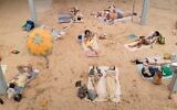 « Sun & Sea », l’opéra sur la plage qui explore le changement climatique, lauréat de la Biennale de Venise 2019, sera présenté au 60e Festival d’Israël, du 15 au 19 septembre 2022 (Crédit : The Artists)