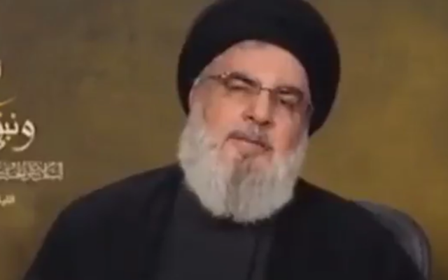 Le chef du Hezbollah, Hassan Nasrallah, prononçant un discours télévisé, le 6 août 2022. (Crédit : Screengrab/Twitter) Le chef du Hezbollah, Hassan Nasrallah, prononçant un discours télévisé, le 6 août 2022. (Crédit : Screengrab/Twitter)