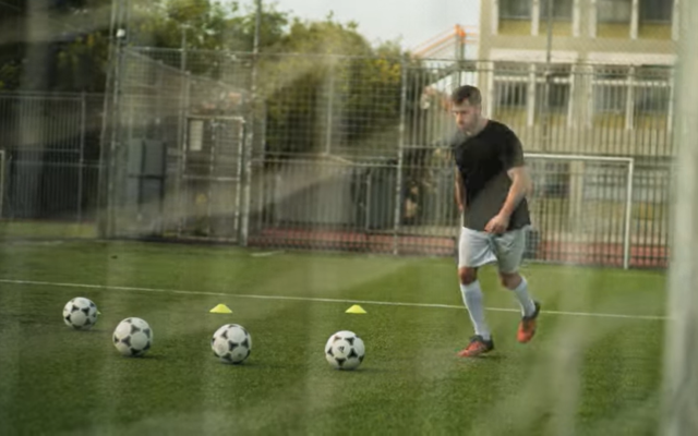 Razi, un joueur de football s'identifiant comme gay, dans une campagne lancée par le ministère de la Culture et des Sports visant à combattre les préjugés contre la communauté LGBTQ dans le sport. (Crédit : Screengrab/YouTube)