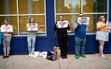 Des activistes manifestant contre une agression sexuelle présumée dans un établissement Ohel, à Brooklyn, New York, le 21 août 2022. (Crédit : Luke Tress/Times of Israel)