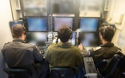 Des opérateurs de drones de l'armée israélienne lors de l’Opération Aube, dans une image publiée par les militaires le 9 août 2022. (Armée israélienne)