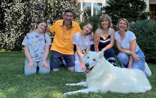 Lisa et Stuart Kliman posant avec Olena Mironyuk, à droite, et leurs filles Masha et Alina, devant la maison des Kliman dans le Massachusetts. (Crédit : Autorisation)