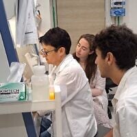 Des étudiants en médecine du programme médical américain du Technion dans un laboratoire, août 2022. (Crédit : Technion)