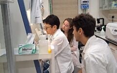 Des étudiants en médecine du programme médical américain du Technion dans un laboratoire, août 2022. (Crédit : Technion)