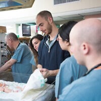 Illustration : Des étudiants de la promotion 2019 de la faculté de médecine pour la santé internationale (MSIH) de l'Université Ben Gourion du Néguev au centre médical Soroka. (Autorisation)