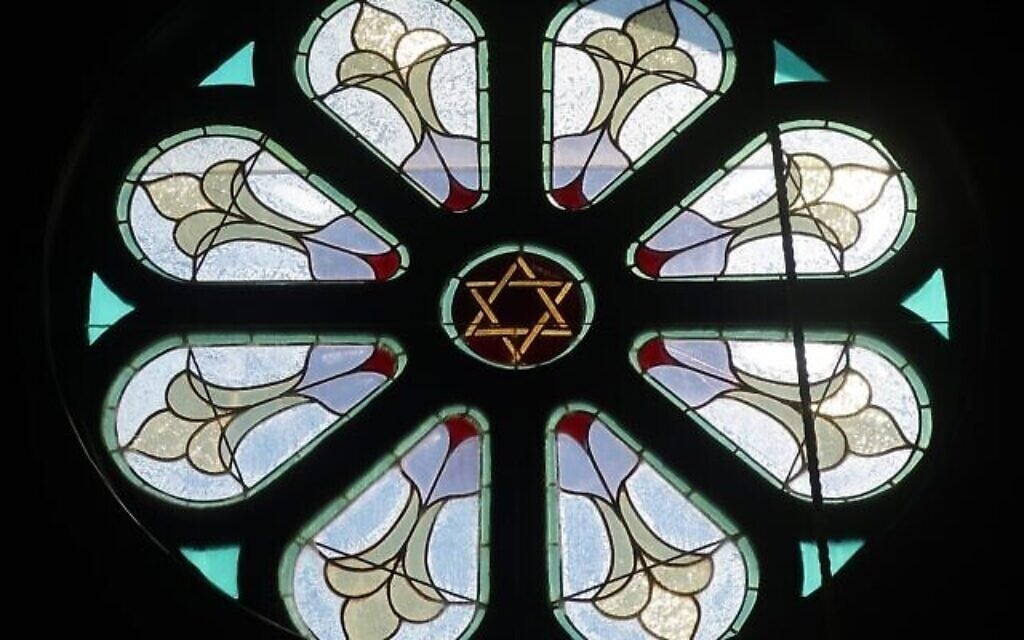 La lumière brille à travers la fenêtre en verre teinté à l'intérieur de l'église épiscopale St. Peter. (Crédit : Dan Fellner/ JTA)